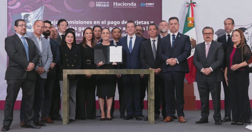Gobierno federal acuerda reducir comisiones en pagos de gasolina y diésel