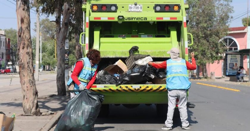 Trabajadores municipales llevan a cabo la limpieza de la Avenida Hernán Cortés