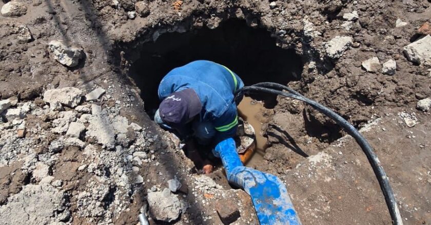 Interapas repara fuga en San Leonel y mejoran suministro de agua