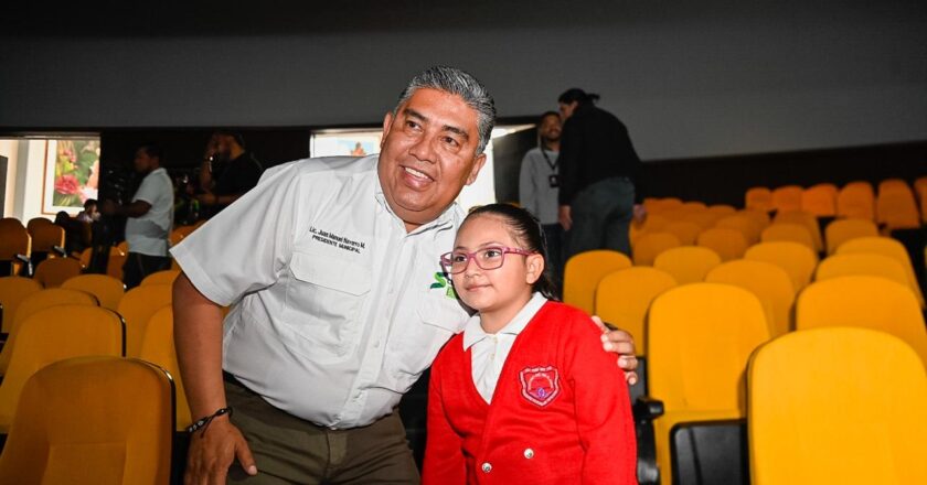 Juan Manuel Navarro entrega apoyos económicos a estudiantes de alto promedio