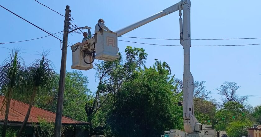 Ciudad Valles mejora alumbrado público en seis sectores de El Pujal