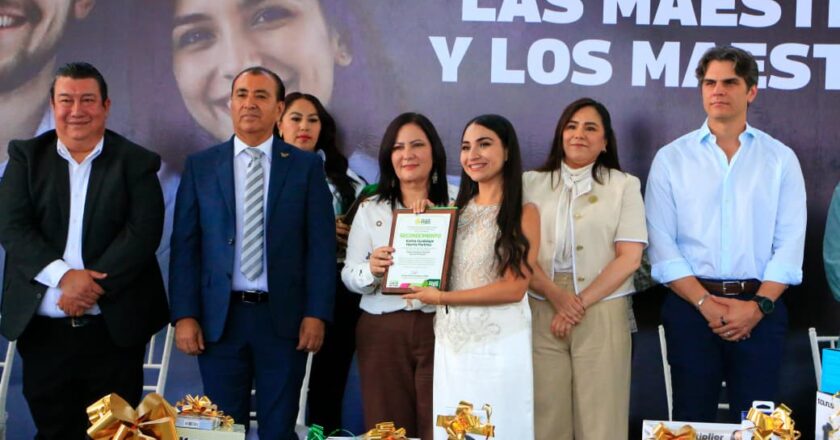 Villa de Pozos reconoce la labor de cerca de mil 500 docentes