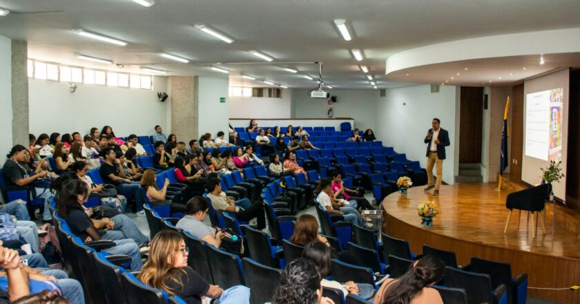FCA-UASLP aborda marketing deportivo, inteligencia artificial y branding en encuentro académico