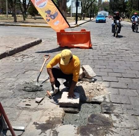 Capital potosina refuerza mantenimiento vial en avenidas y colonias con bacheo emergente
