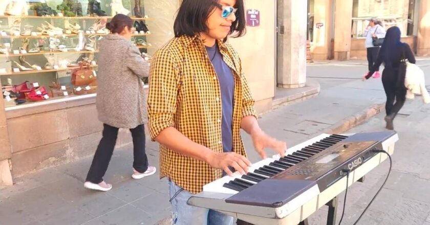 El pianista que transforma el asfalto potosino en una sala de conciertos