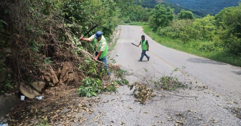 Gobierno Estatal atiende caminos afectados por lluvias en la Huasteca Sur