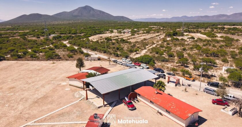 Raúl Ortega entrega cancha techada en la Telesecundaria Lázaro Cárdenas de La Concepción, Matehuala