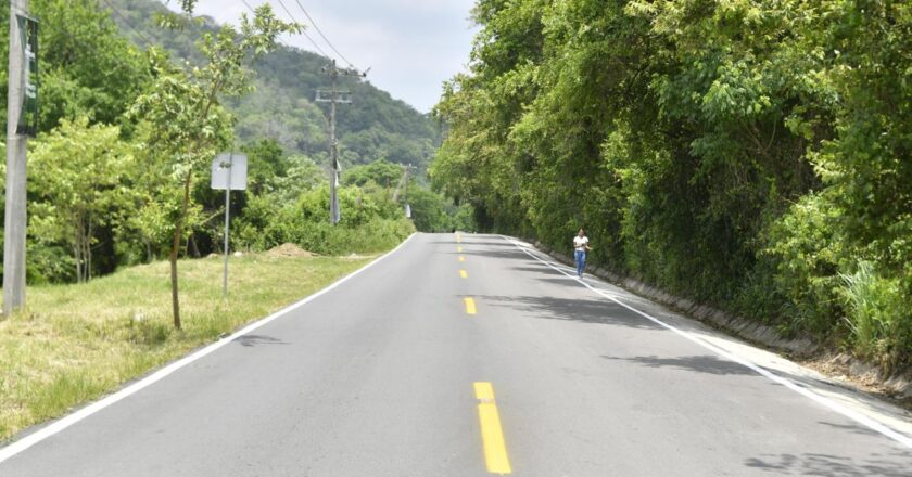 Tancanhuitz estrena carretera y suma nueva unidad deportiva