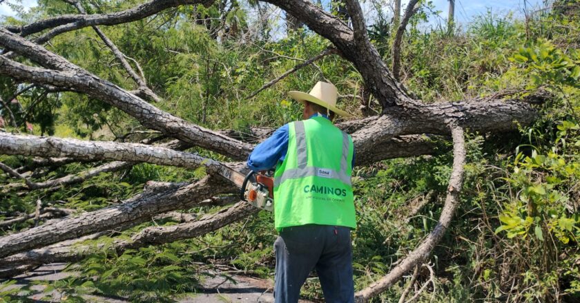 Gobierno estatal mantiene vigilancia permanente en caminos afectados por lluvias en la Huasteca