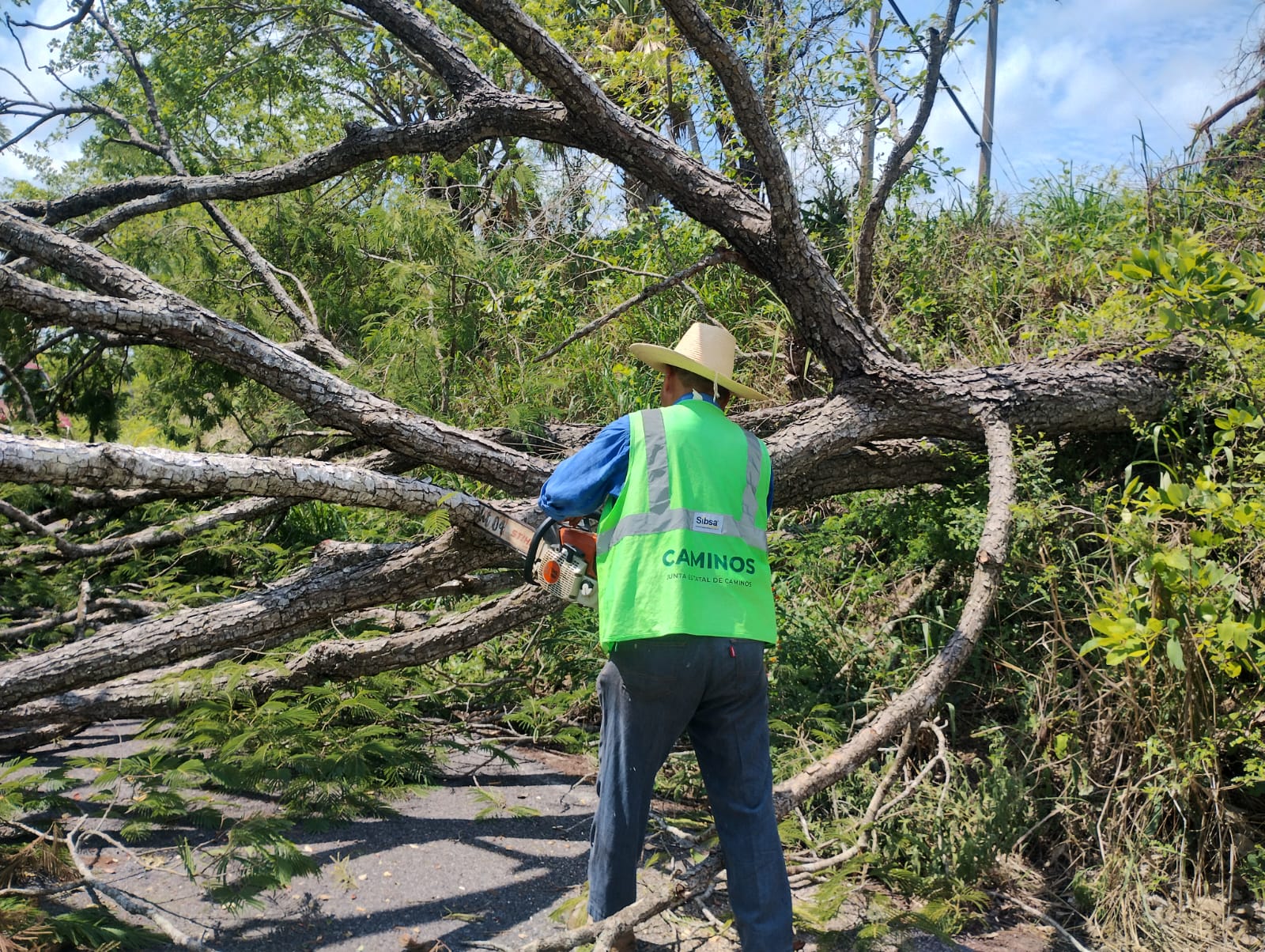 Gobierno estatal mantiene vigilancia permanente en caminos afectados por lluvias en la Huasteca