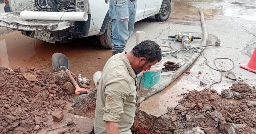 Interapas repara fuga en Flores Magón y mejora presión de agua para vecinos