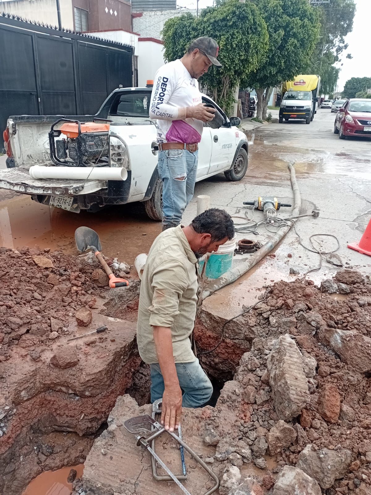 Interapas repara fuga en Flores Magón y mejora presión de agua para vecinos