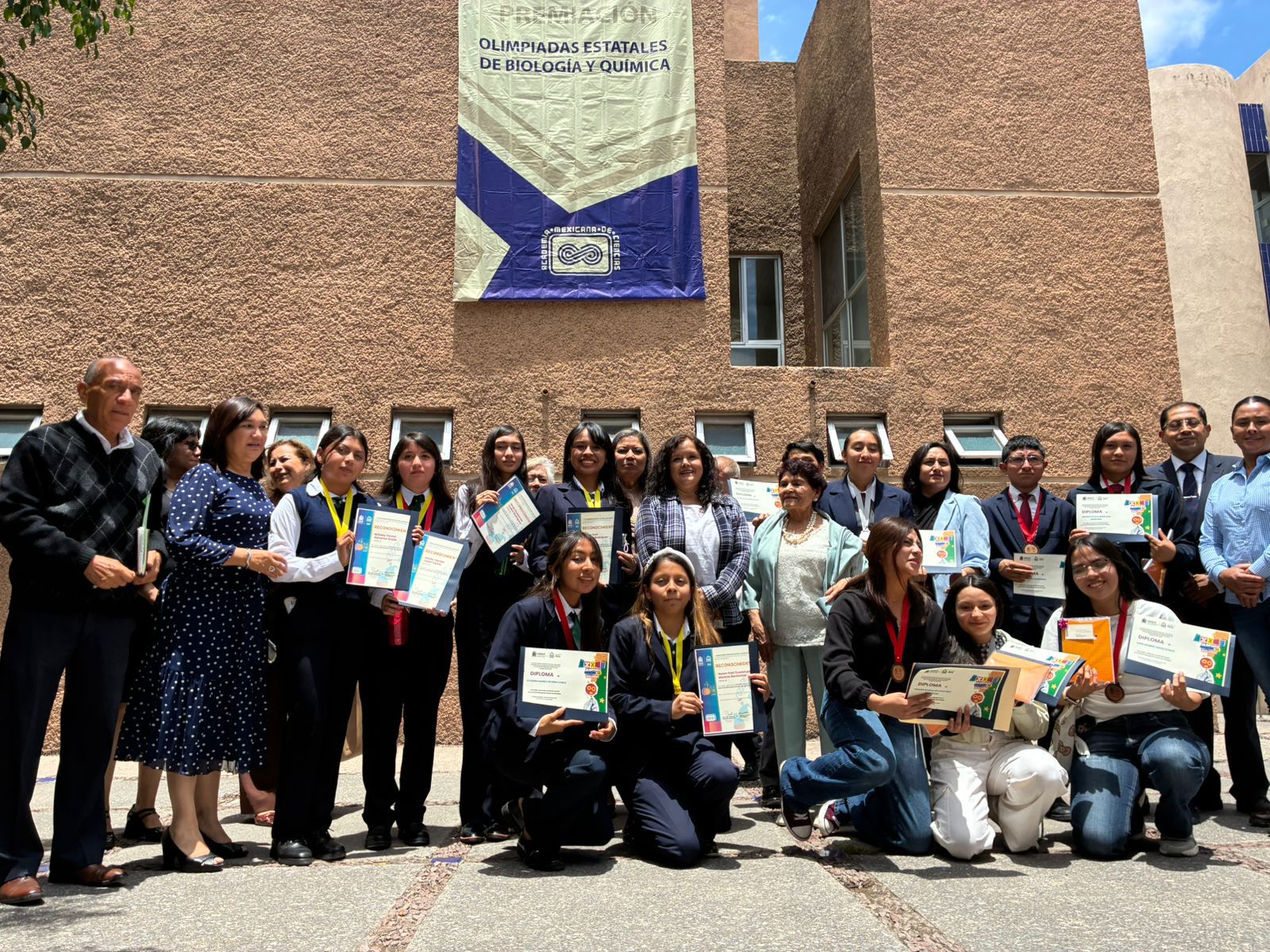 Estudiantes del SEER brillan en Olimpiadas de Química y Biología