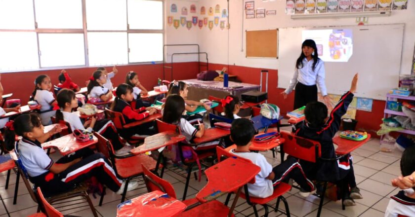 Alertan a estudiantes de Villa de Pozos sobre los peligros ocultos de internet