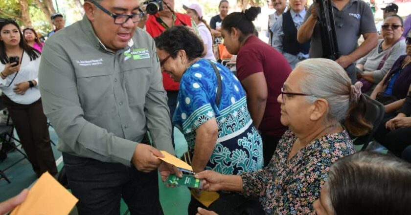 Soledad mantiene apoyo bimestral a adultos mayores y analiza posible aumento al programa