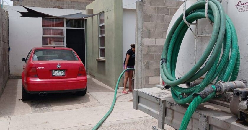 Gobierno de Villa de Pozos refuerza reparto de agua en colonias con desabasto
