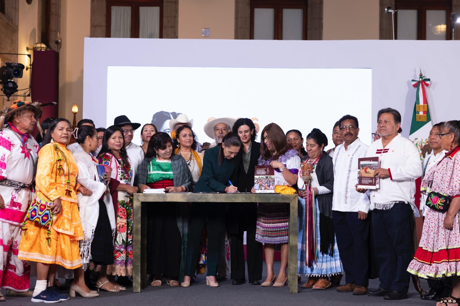 Sheinbaum someterá a consulta nacional la nueva Ley de Derechos de Pueblos Indígenas y Afromexicanos