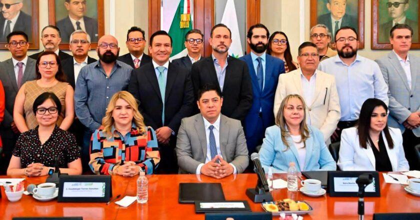 Ricardo Gallardo propone derogar la “Ley Serrano” y abre diálogo sobre inteligencia artificial