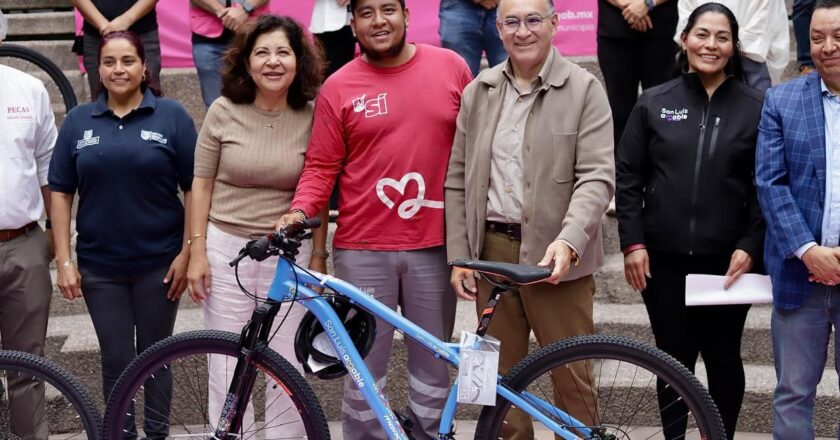 Enrique Galindo entrega bicicletas a personal operativo como estímulo a su importante labor