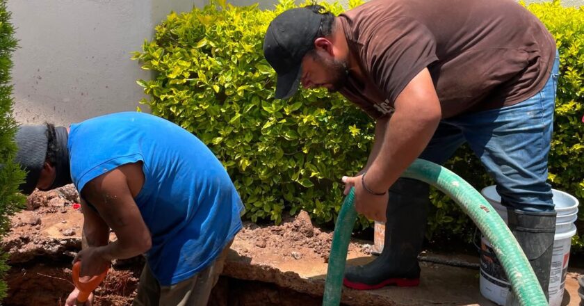 Interapas atiende mega fuga en calles de Villa Magna