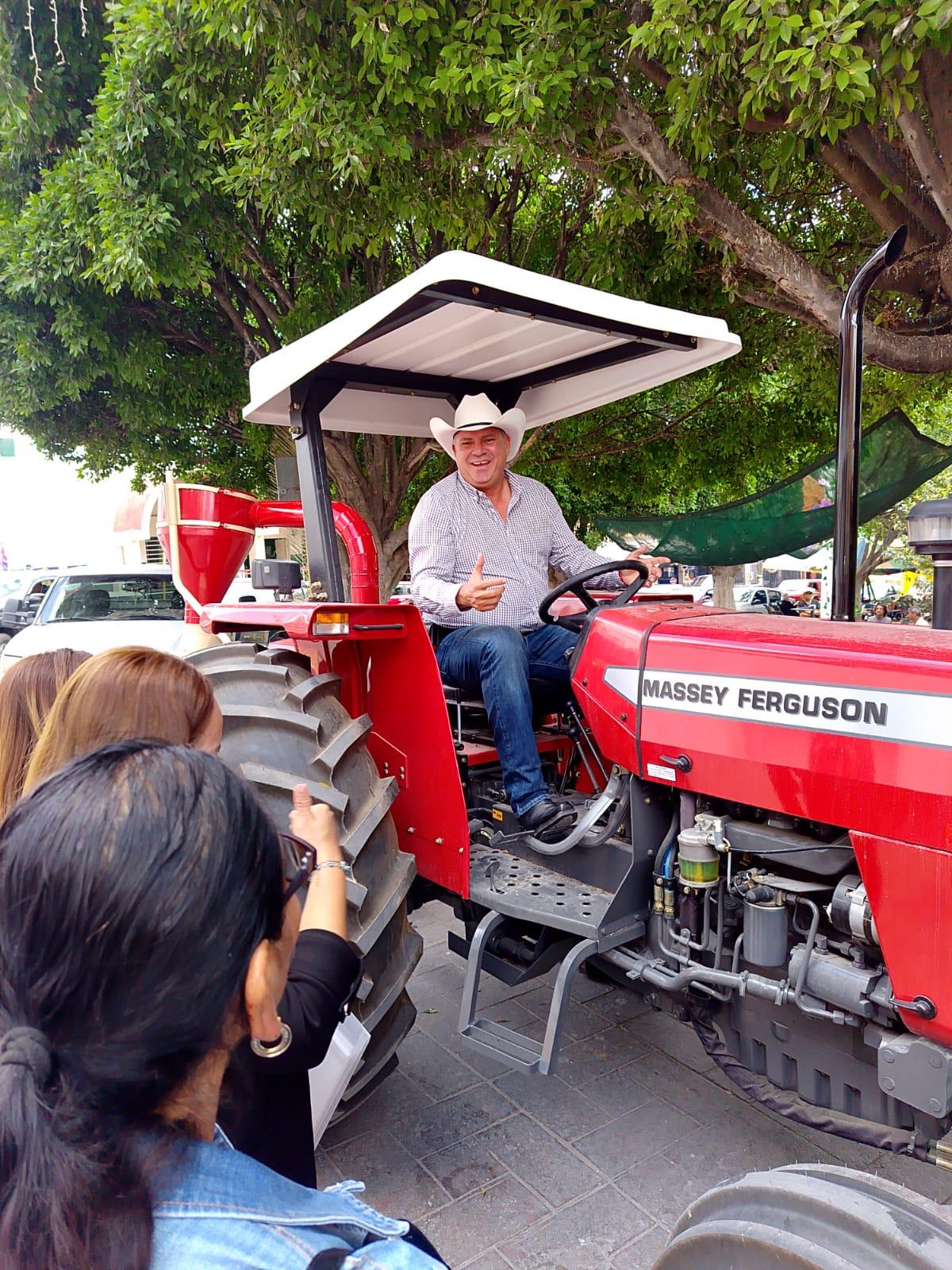 Programas estatales fortalecen la producción del campo potosino con entrega de maquinaria