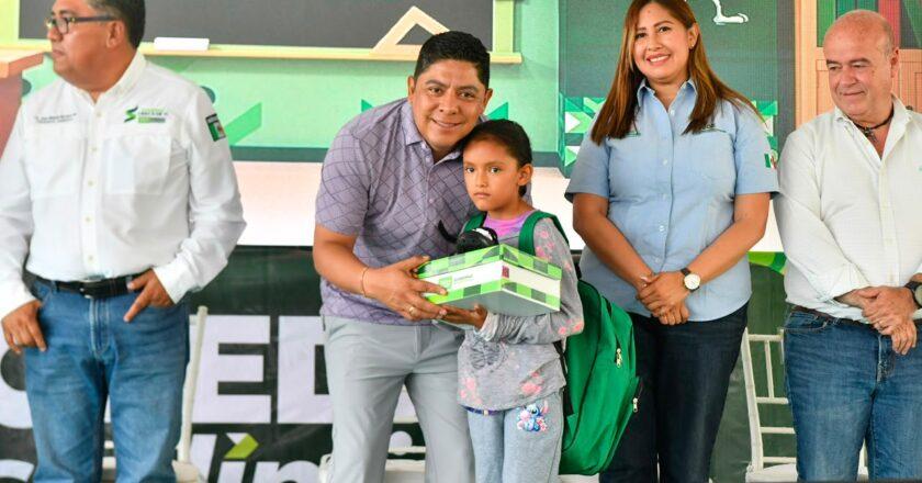 Ricardo Gallardo inicia en Soledad la entrega de apoyos escolares para 34 mil estudiantes