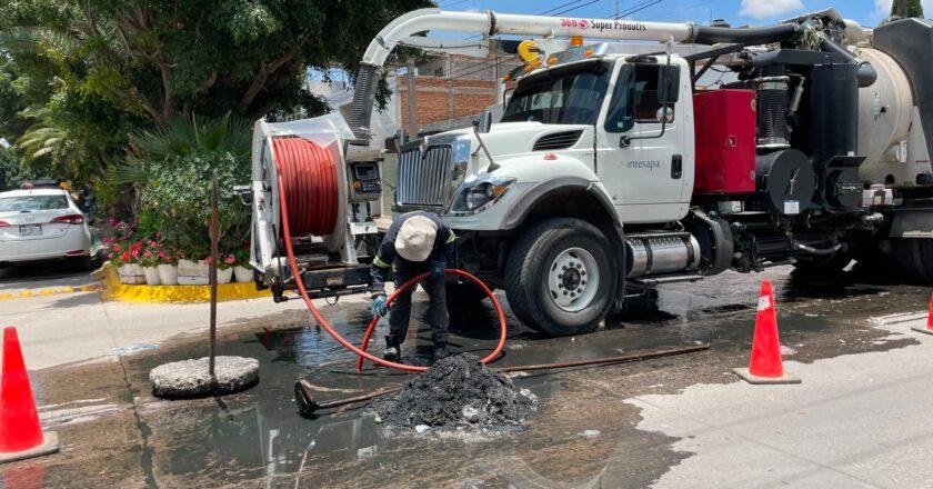 Interapas retira 600 kilos de residuos durante limpieza de drenaje en la colonia Progreso