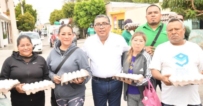 Juan Manuel Navarro lleva apoyo alimentario casa por casa a familias de Soledad