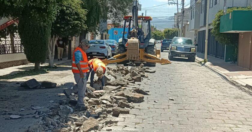 Interapas renueva drenaje en calle Avanzada de Tequisquiapan