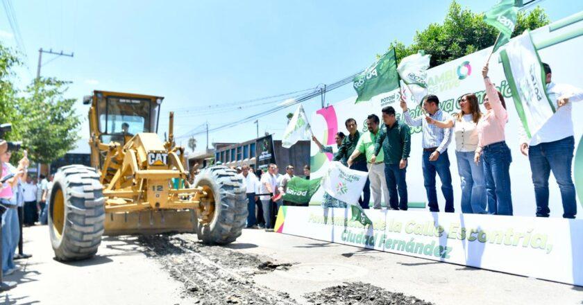 Gallardo lleva obras, alumbrado y apoyos escolares a Ciudad Fernández