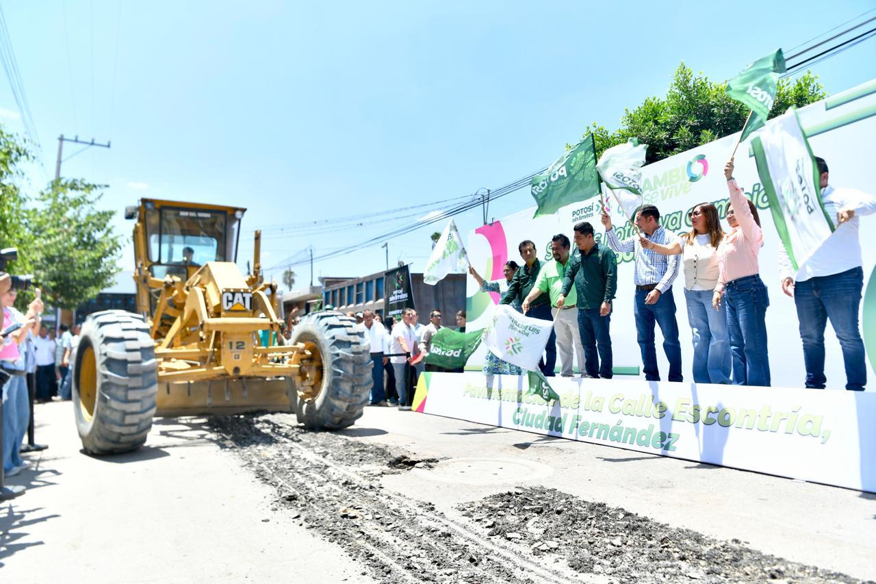 Gallardo lleva obras, alumbrado y apoyos escolares a Ciudad Fernández