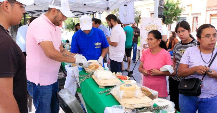 Productores agotan quesos durante primera feria en Villa de Pozos