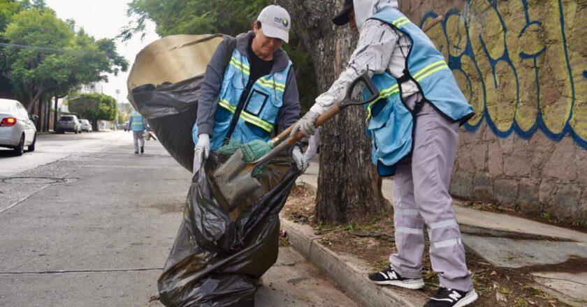 Realizan limpieza y mantenimiento en la calle Amado Nervo