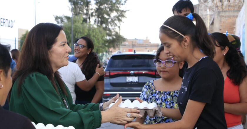 Patricia Aradillas entrega apoyos alimentarios a la población de Villa de Pozos