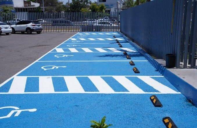 Proliferan multas a conductores por invadir espacios peatonales