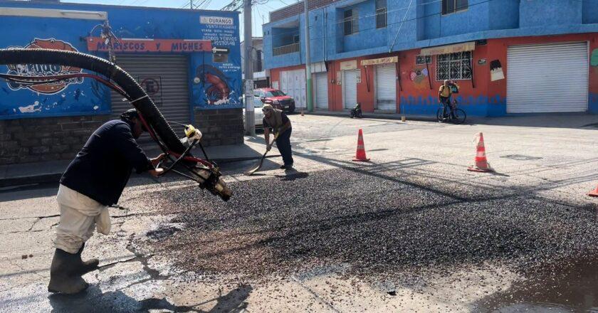 Realizan trabajos de bacheo en cinco zonas de San Luis Capital