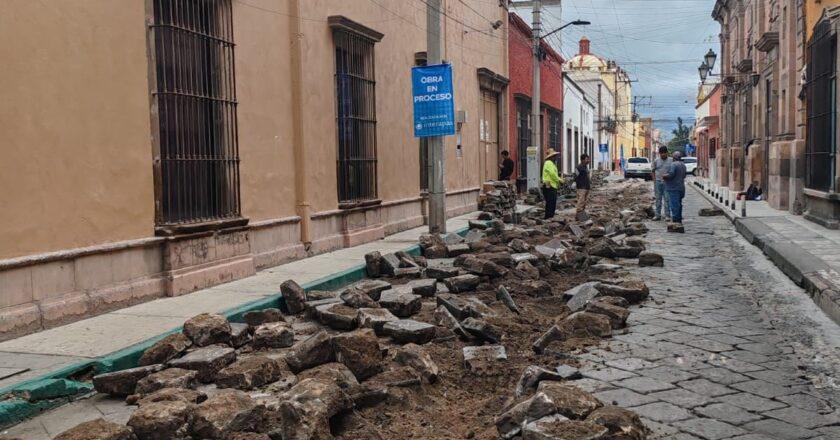 Interapas amplía renovación de drenaje en una de las calles del Centro Histórico
