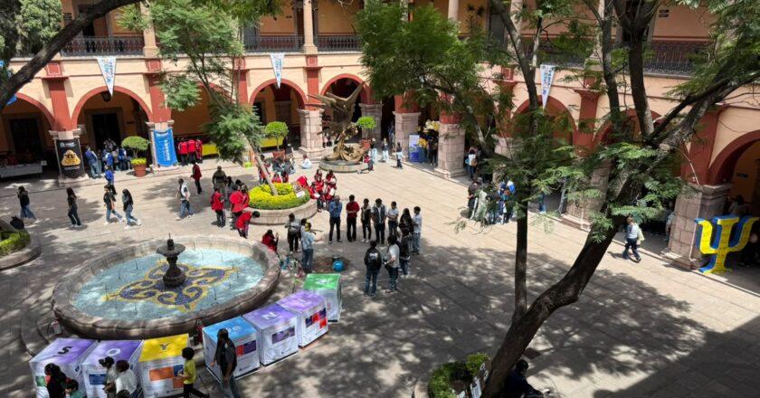 Experimentos y juegos convierten al Edificio Central de la UASLP en laboratorio para jóvenes