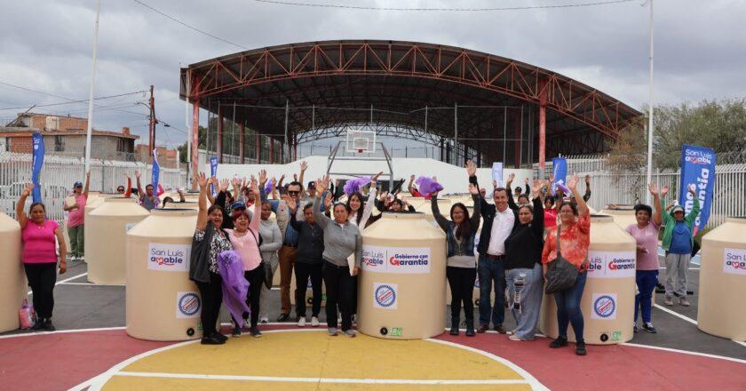 Entregan 50 tinacos a familias de siete comunidades de la zona norte