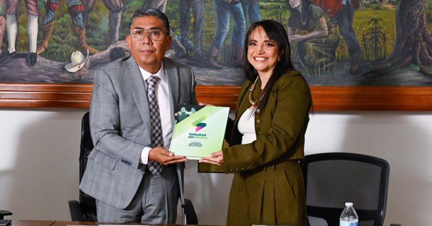 Juan Manuel Navarro entrega al Cabildo el libro de su Segundo Informe de Resultados