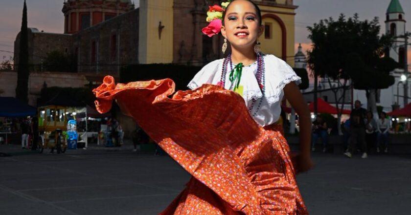 Danza y huapango llenan de público la Plaza Principal de Soledad