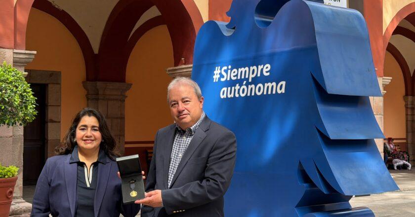 Investigadora de la UASLP recibe Medalla de Oro nacional por su trayectoria científica