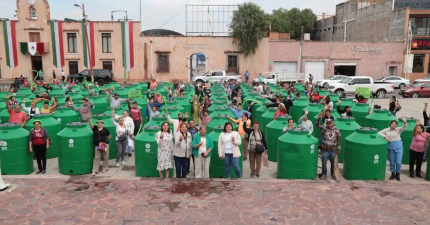 DIF Estatal entrega tinacos a familias de Soledad y la zona oriente