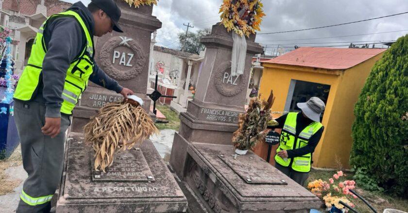 Villa de Pozos prepara sus tres panteones para el Día de Muertos
