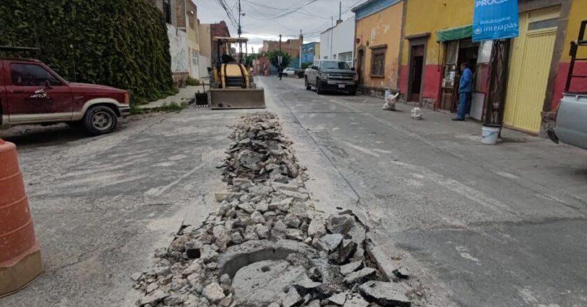 Interapas invierte 300 mil pesos en renovación de drenaje en la colonia Alamitos