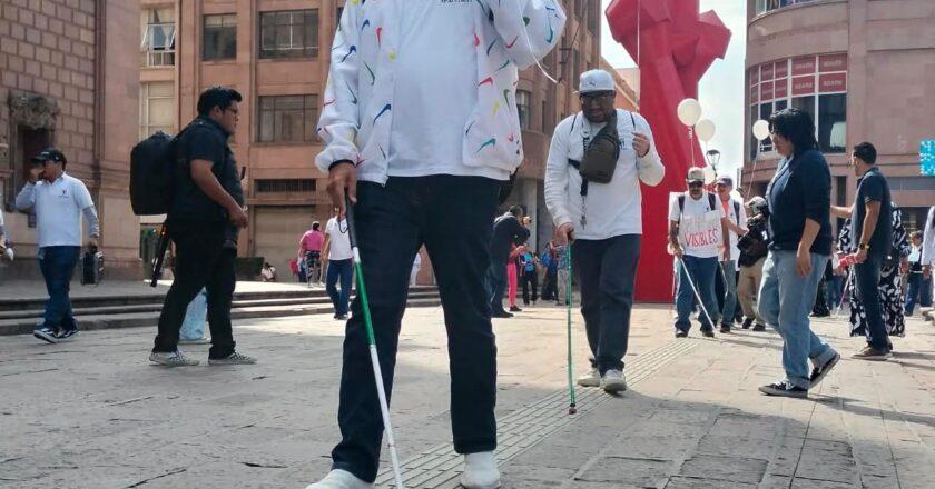 Reparan guías podotáctiles del Centro Histórico de SLP para facilitar el tránsito de personas con discapacidad visual