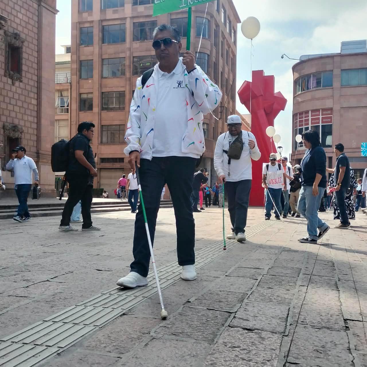 Reparan guías podotáctiles del Centro Histórico de SLP para facilitar el tránsito de personas con discapacidad visual