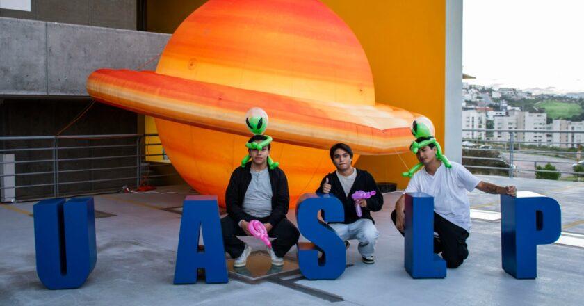 Saturno y los experimentos científicos atraen a familias a la Noche Astronómica de la UASLP