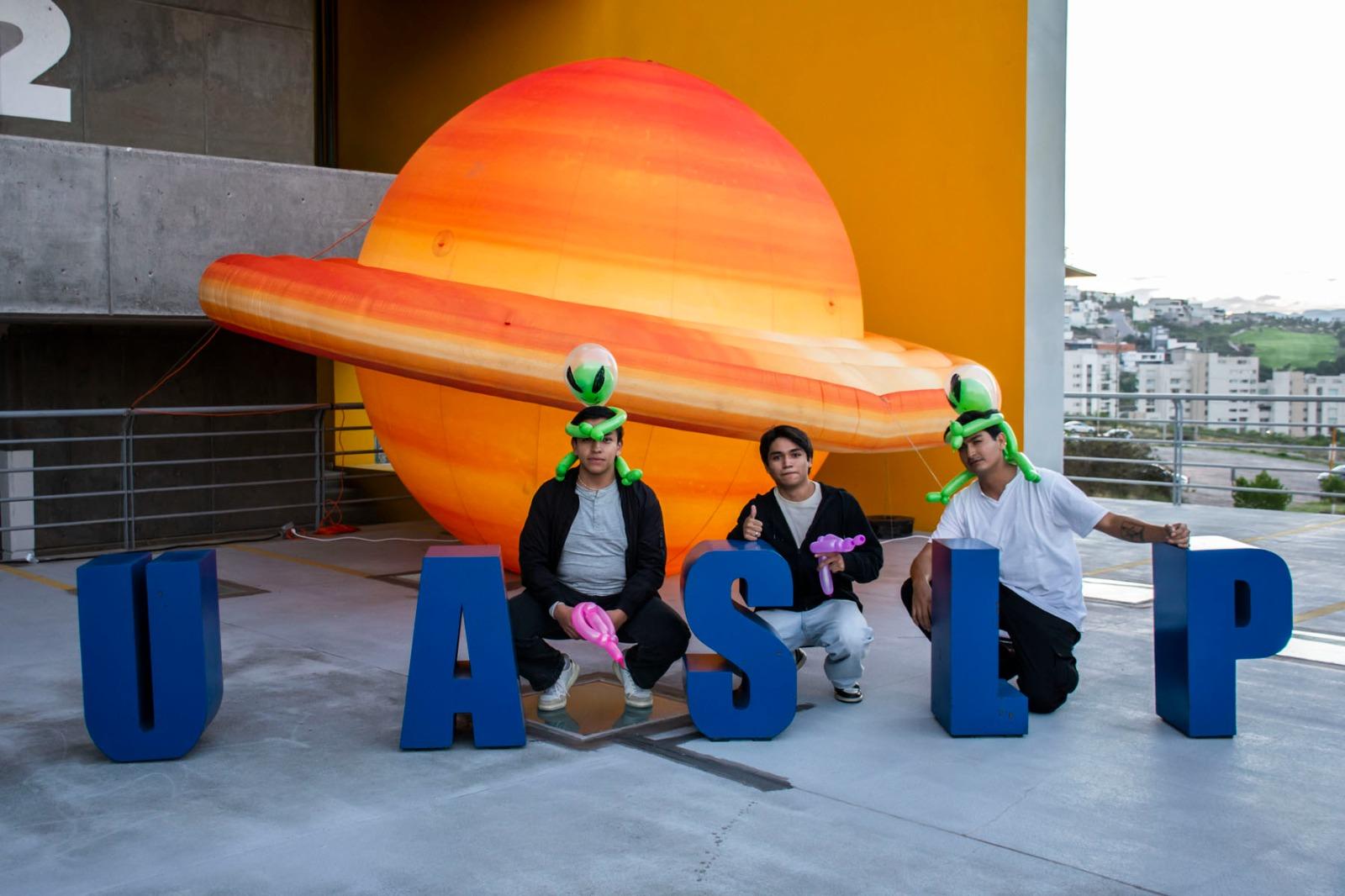 Saturno y los experimentos científicos atraen a familias a la Noche Astronómica de la UASLP