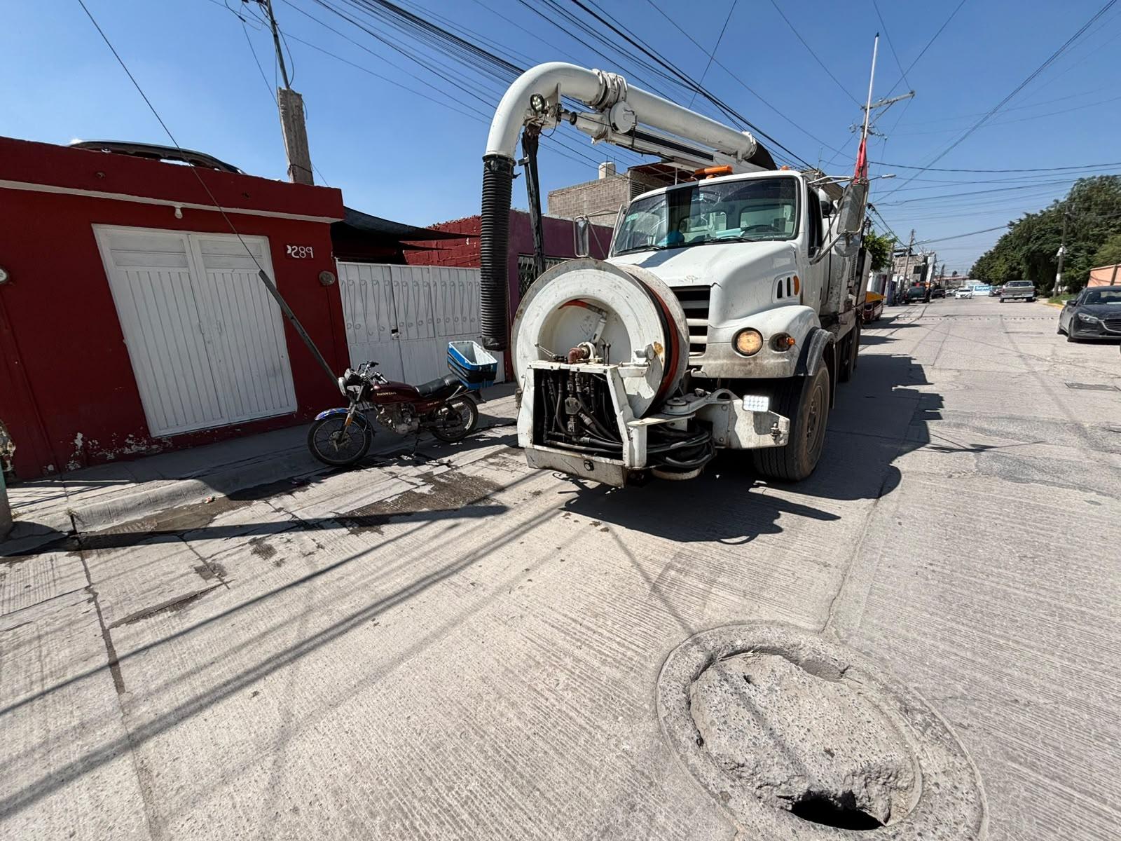 Basura, piedras y tierra obstruyen drenajes en varias colonias de la zona metropolitana